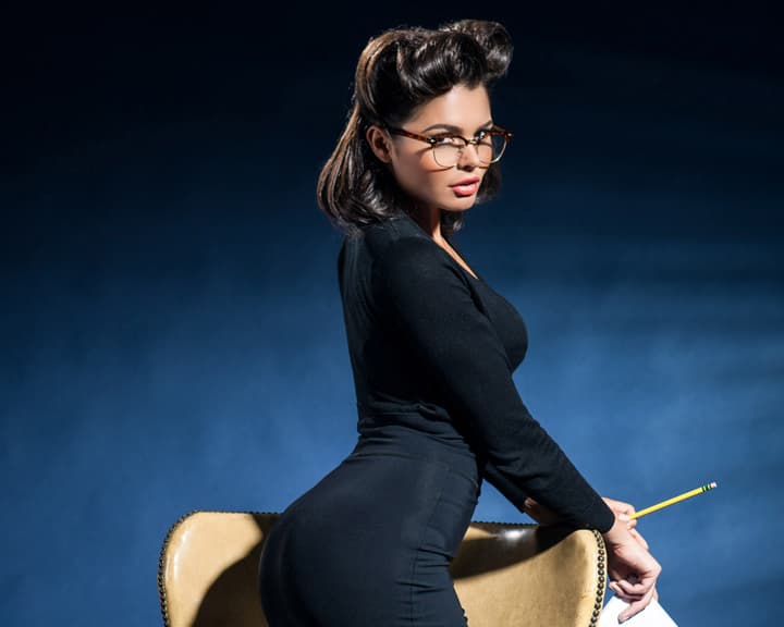 Egal, ob das Shooting Richtung Lehrerin oder Sekretärin geht, bei Playboy beginnt...