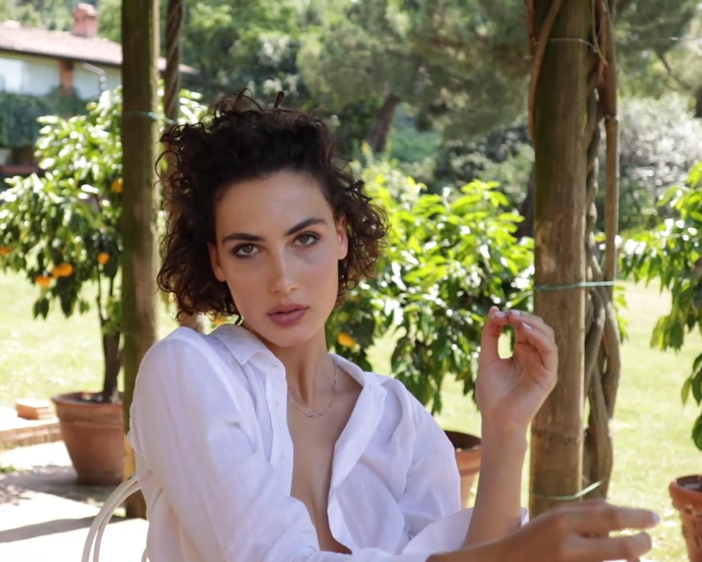 Playboy International (Gena Miller im Süßer Zufluchtsort): Treffen Sie Gena Miller, unsere Newcomerin aus Como, Italien. Vor Ort in ihrem Heimatland hatten wir die Gelegenheit Gena ein wenig näher kennen zu lernen, als sie vor der Kamera posierte. Am Set eines wunderschönen Gartens erzählt Gena was sie außerhalb des Modellierens am liebsten macht. Hier finden Sie mehr von Gena.