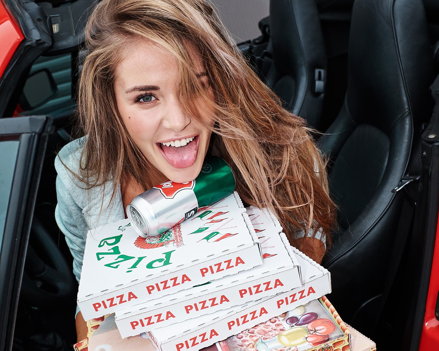 Eigentlich auch das Wiesn-Playmate 2018, aber heute lieber mit Pizza und Dosenbier...