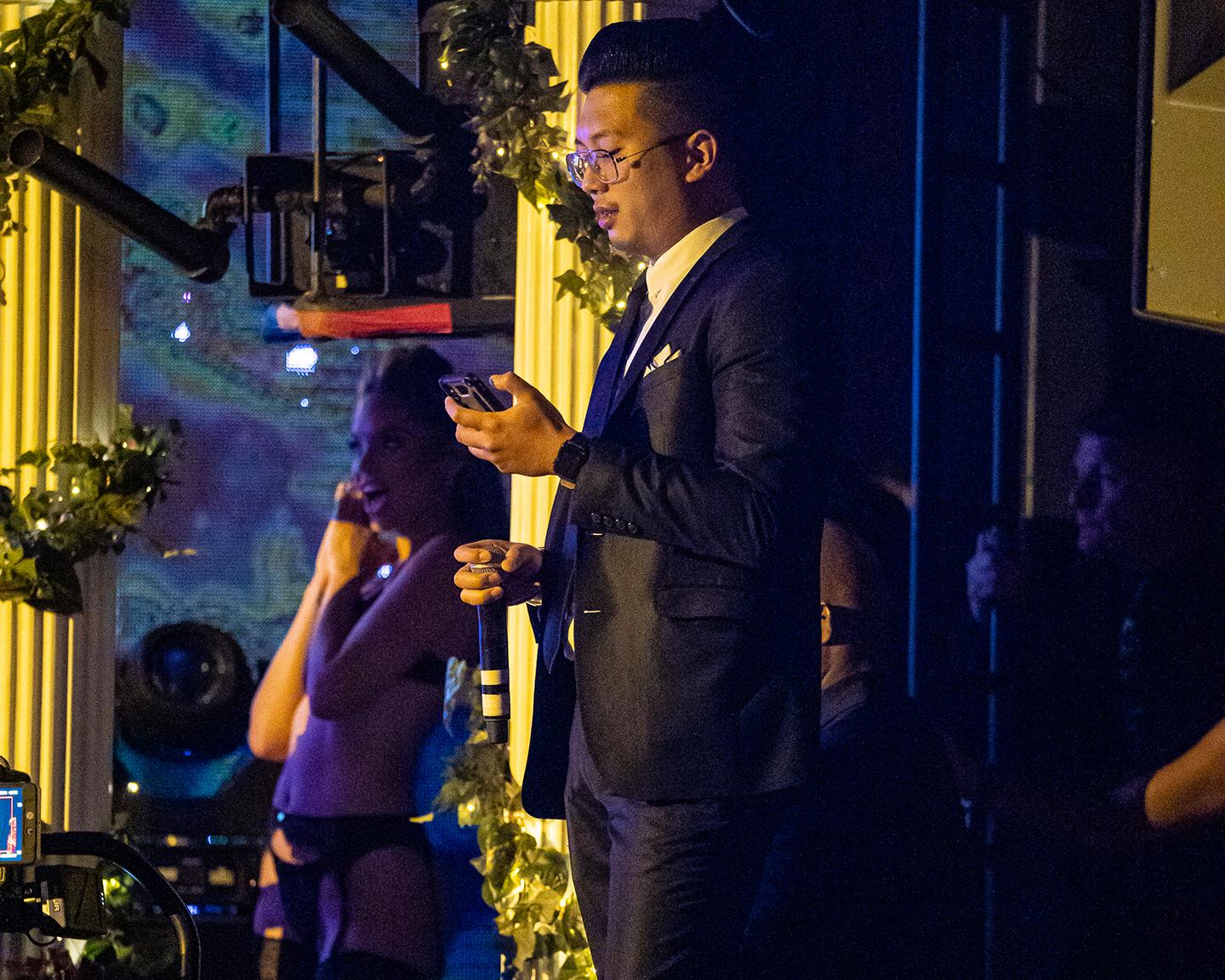 Playboy Midsummer Nights Dream - Aufs Handy starren, wo doch hunderte umwerfende Playmates um einen herum sind?! Sehr merkwürdig!