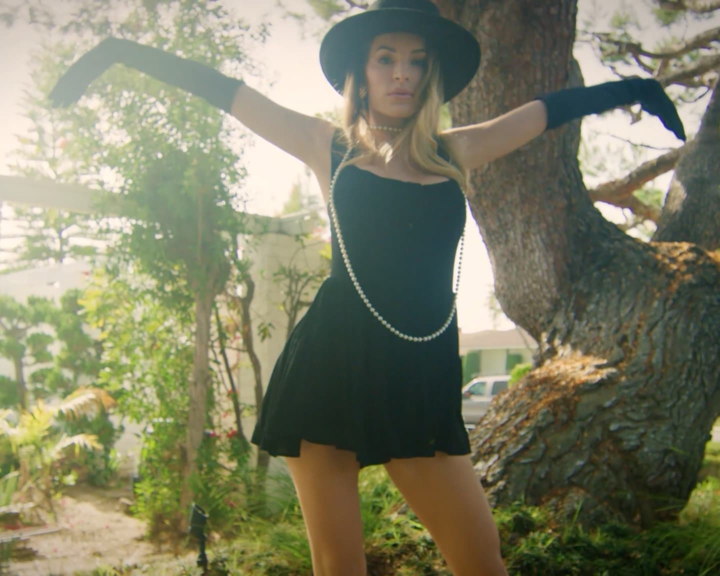 All Stars (Kimmy Granger in Home by Sunrise): Kimmy Granger serviert ihren...