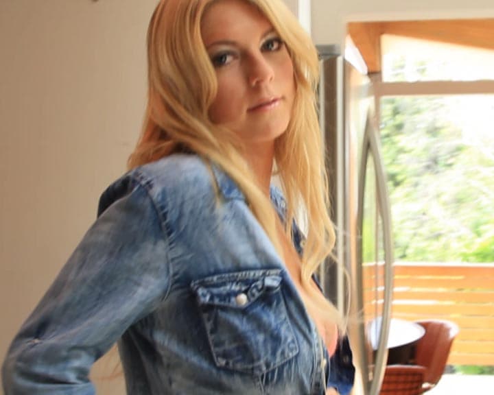 Das sind die Zutaten: Jeans, blond und supersexy! Jessica Marie Love