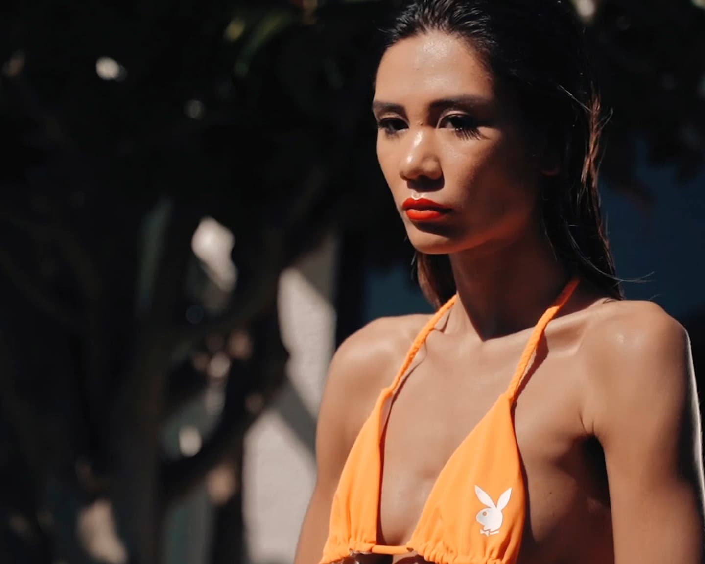 International (Cledia Fortin for Playboy International): Reisen Sie mit Cledia Fortin, einem professionellen Model aus Frankreich, nach Portugal. An der Stelle eines schönen Sommerhauses posiert Clédia für die Fotografin Ana Dias für Playboy International. Eine klassiche Kulisse am Pool mit Retro-Technologie wie einem Old-School-Handy, einem Fernseher und einer Polaroid-Kamera. Wir glauben, dass Sie diese klassische Playboy-Fotostrecke genauso lieben werden wie wir.