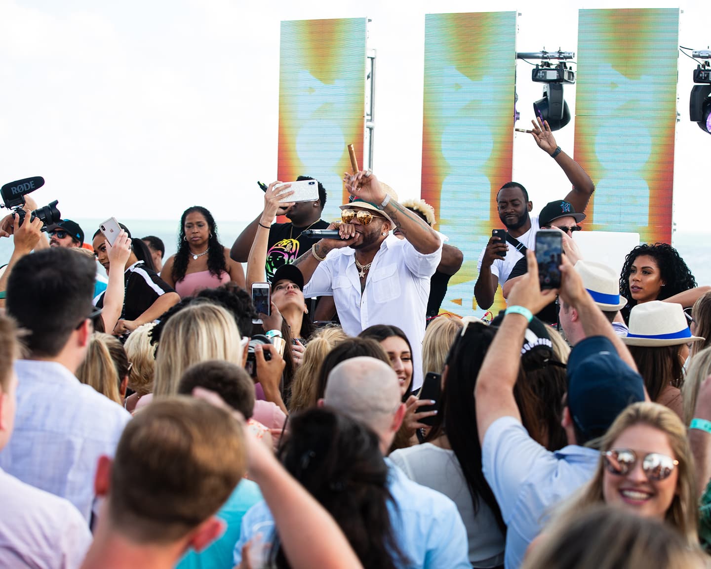 Megastar Flo Rida lässt bei der Playboy Yacht Party 2019 das ganze...