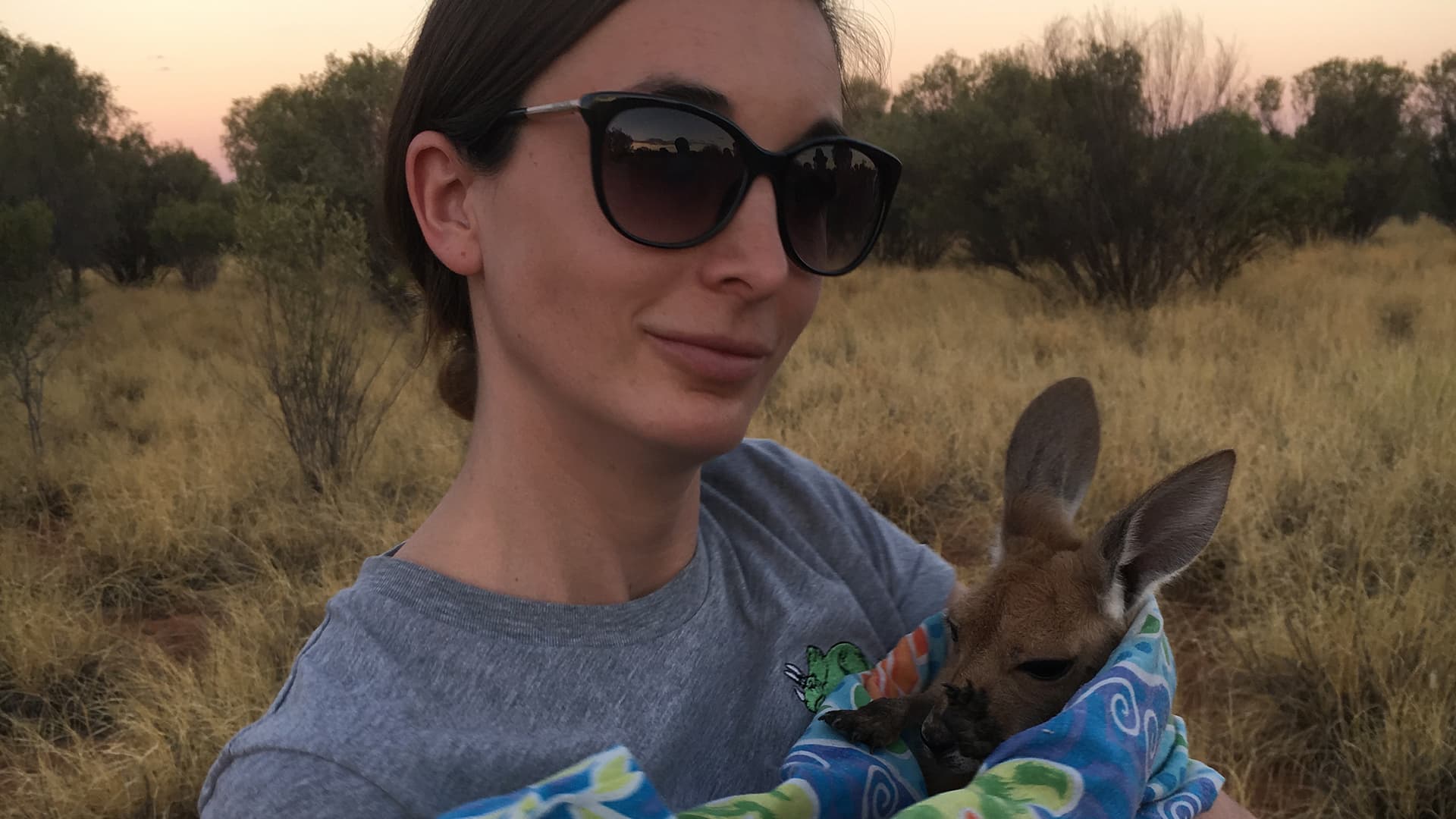 Rebecca Adam könnte nicht glücklicher sein im Kangaroo Sanctuary