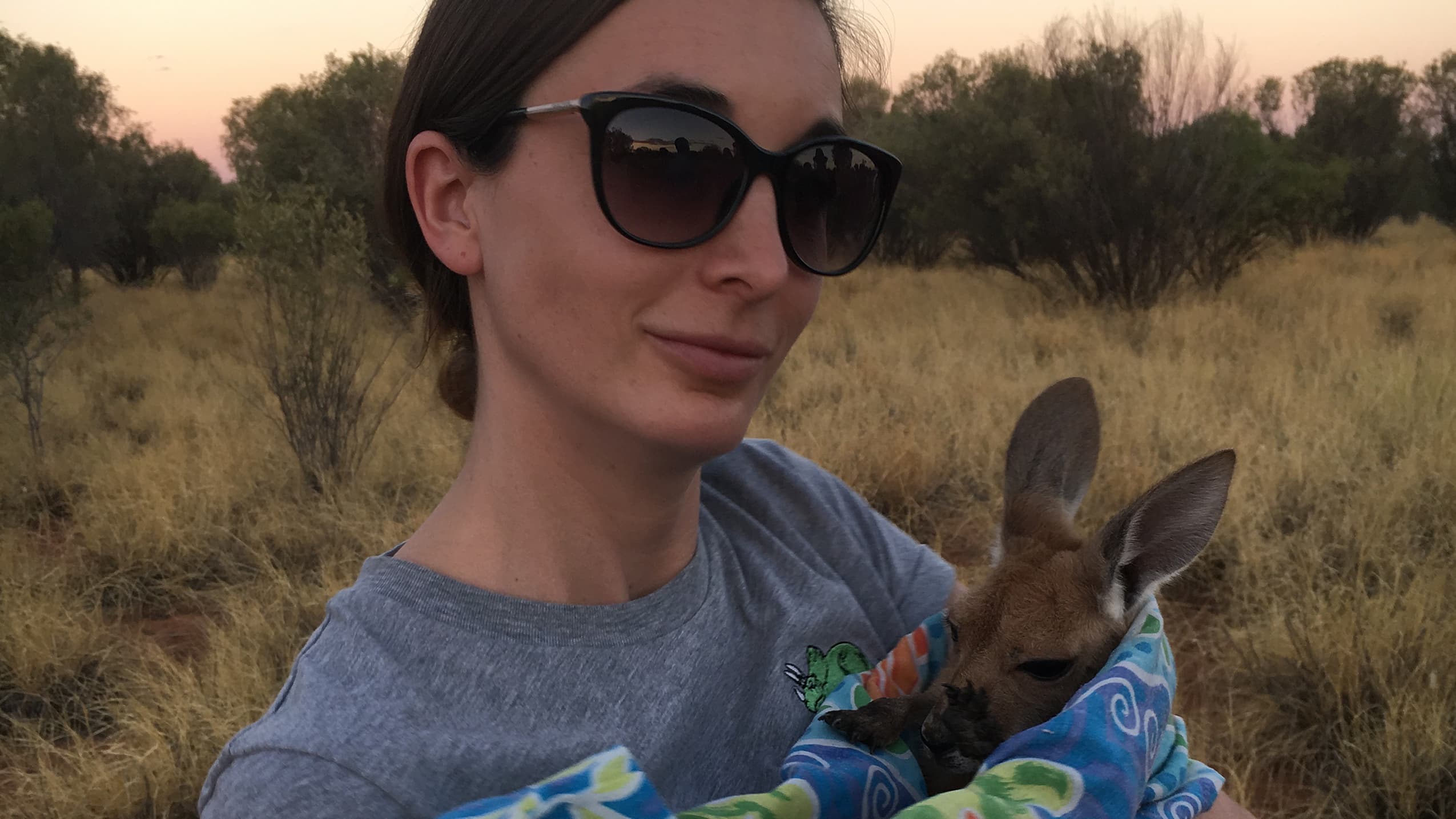 Rebecca Adam könnte nicht glücklicher sein im Kangaroo Sanctuary
