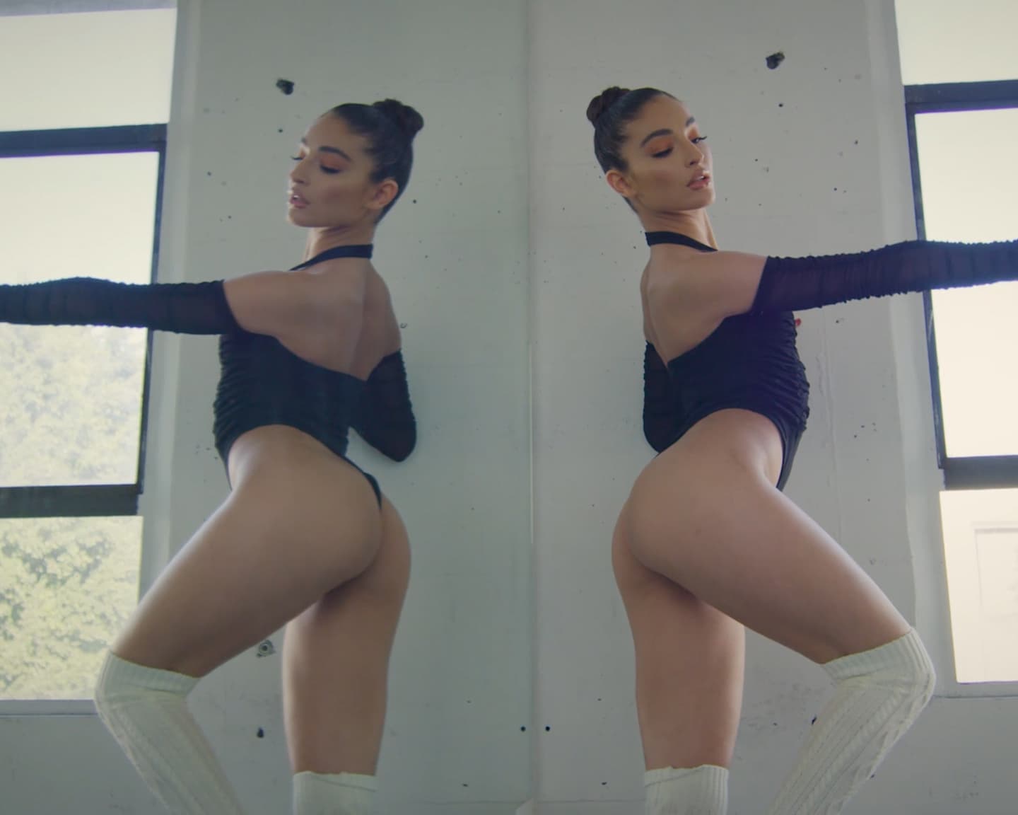 Playboy Adult Stars (Emily Willis in Slow Dance): Wir sind stolz darauf, Emily Willis als unser erstes monatliches All Star Adult Star-Feature zu präsentieren! "Ich wollte schon immer ein Playboy-Model sein, solange ich mich erinnern kann. Ich habe zu den Frauen aufgeschaut, mit ihren tollen Posen, und ich wusste, dass ich eines Tages dabei sein werde ", sagt Emily. „Es bedeutet mir so viel. Ich fühle mich geehrt und bin stolz, Teil einer solch ikonischen Marke zu sein, die den Weg für Frauen ebnete, sich nackt zu zeigen. "Auf dem Gelände eines Tanzstudios in Los Angeles, Kalifornien, zeigt Emily uns ein weiteres ihrer Talente. "Mein besonderes Talent ist, dass ich sehr beweglich bin - und eine moderne und zeitgenössische Tänzerin", erzählt sie uns. Lernen Sie Emily Willis hier besser kennen!