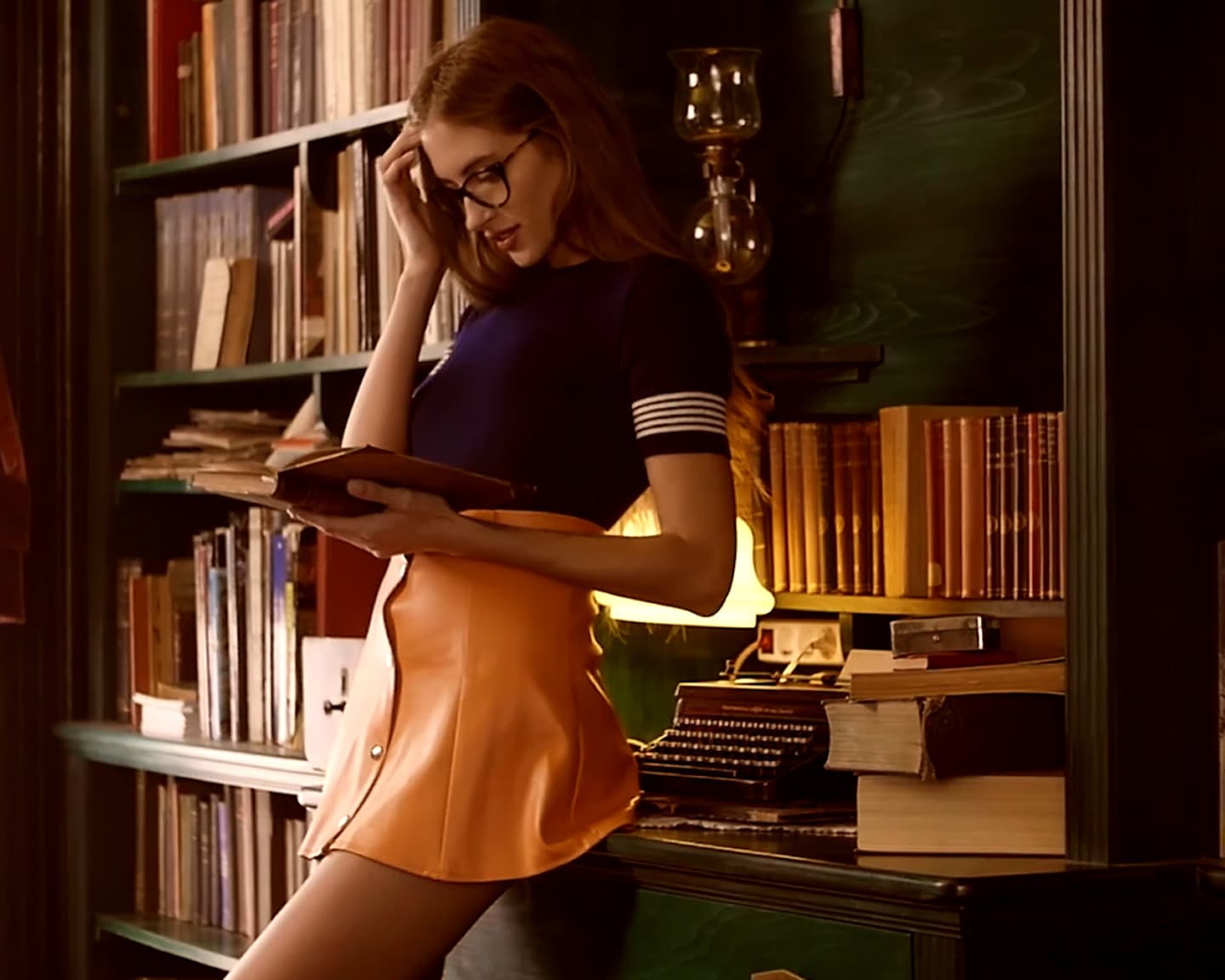 Playboy International (Taya Vais): Zugegeben, so zauberhafte Bücherwürmchen wie unsere Taya gibt...