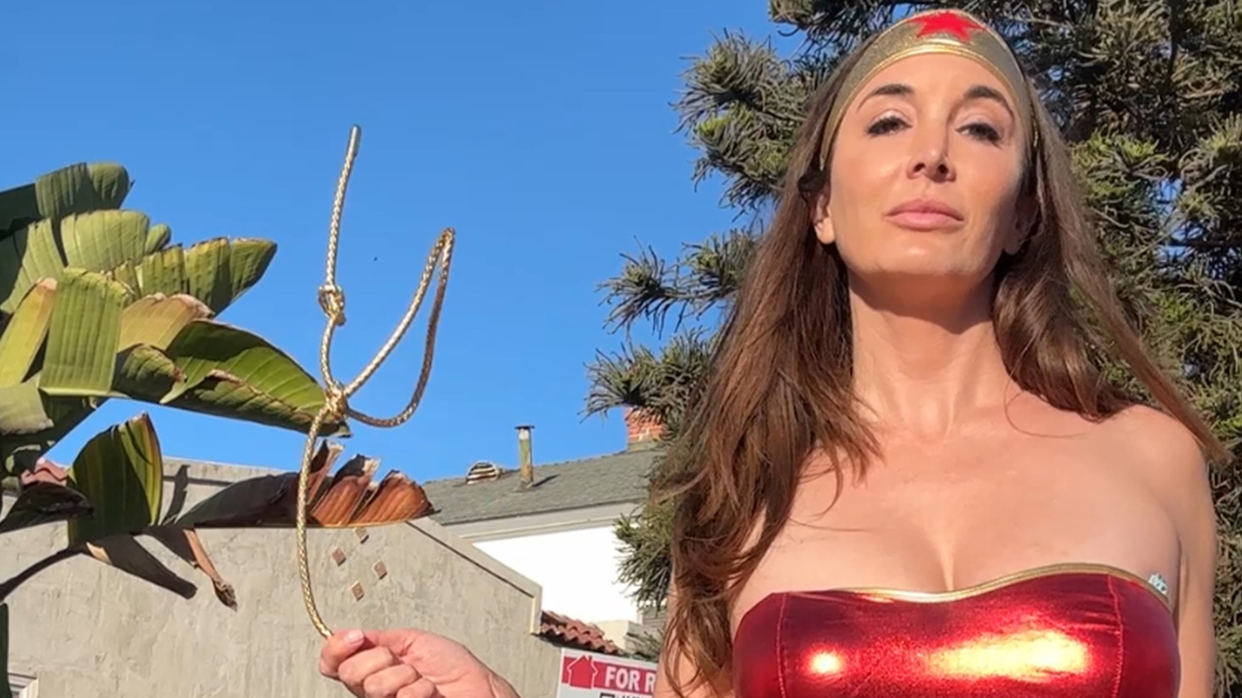 Rebecca Adams Wonder Woman-Cosplay inspiriert wahrlich