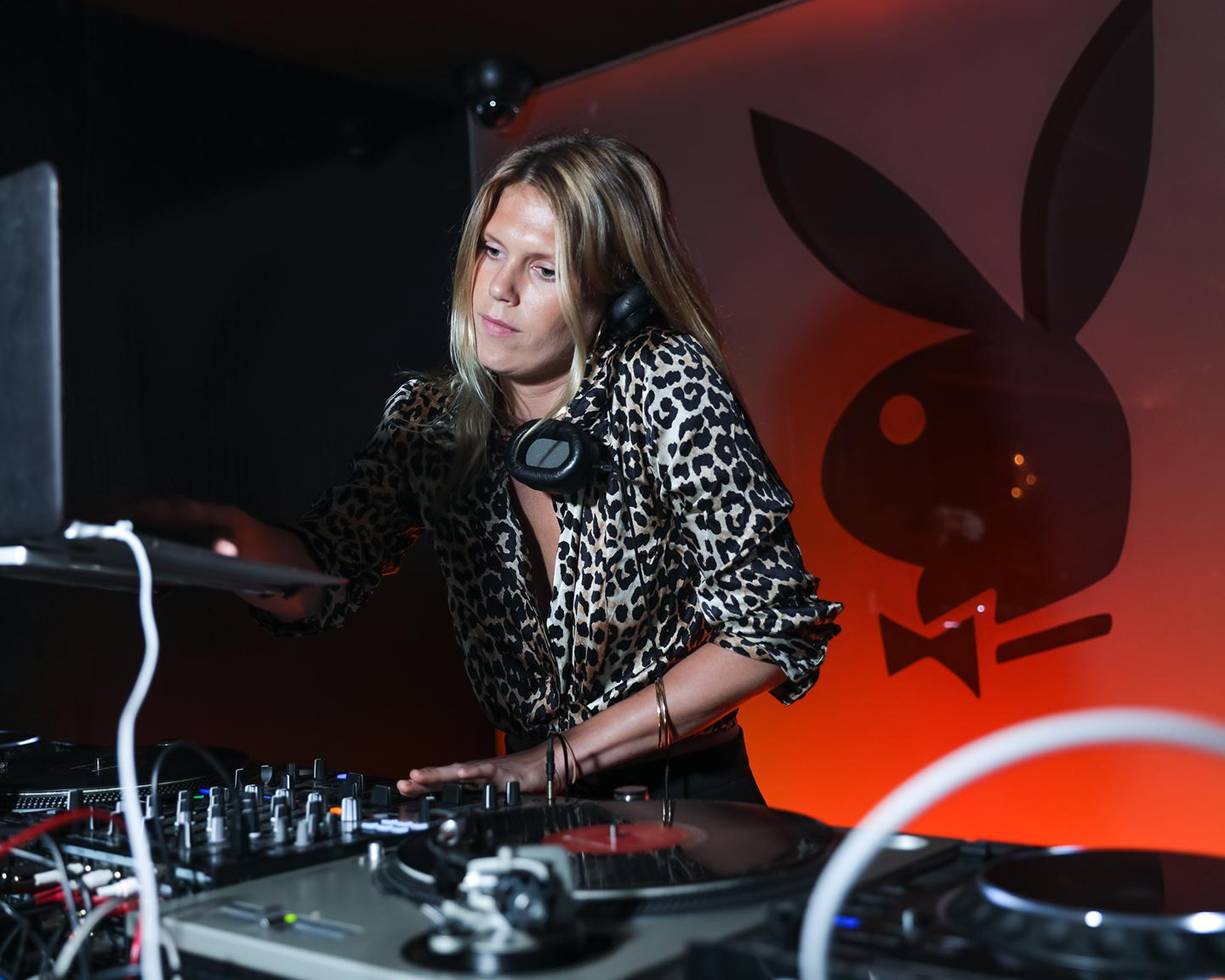 Mit Alexandra Richards legt keine geringere als die Tochter von Stones Legende Keith Richards auf.