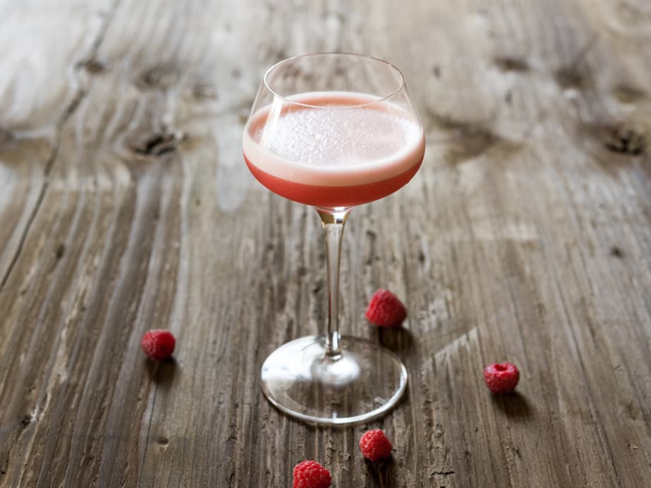 Ihr Cocktail wird so viel besser schmecken, wenn Sie Ihren eigenen Himbeersirup...