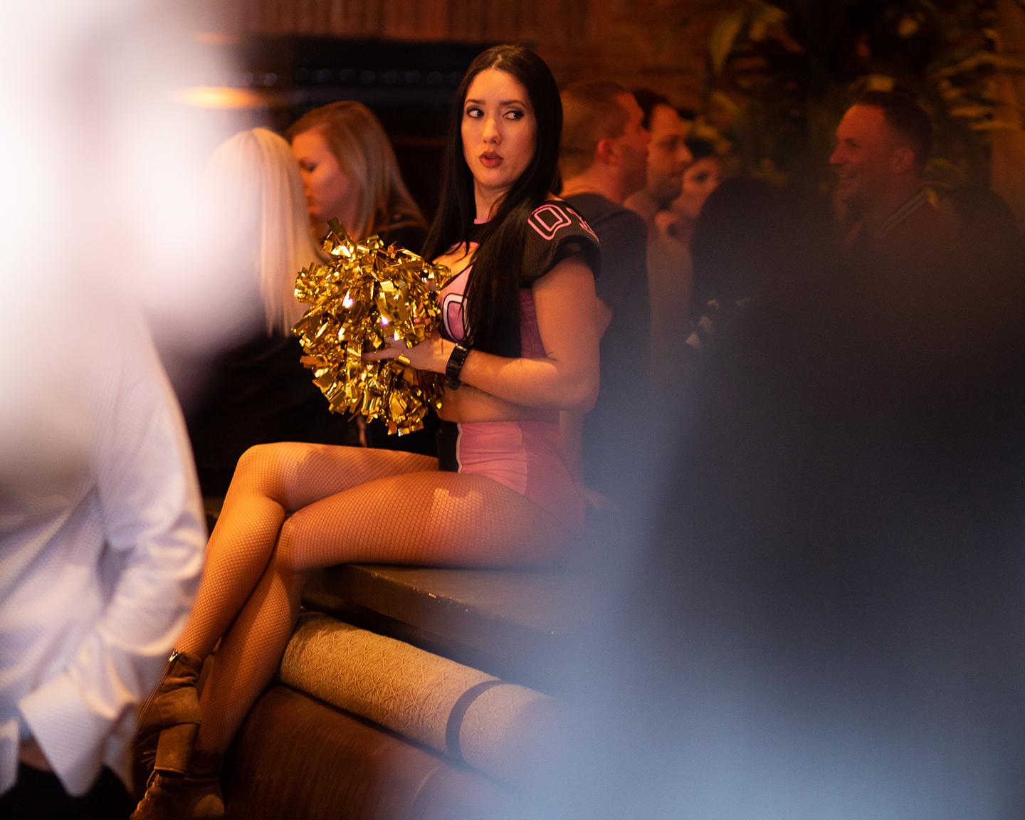 Schau doch nicht so skeptisch, Du sieht wirklich super aus, hübsche Cheerleader-Lady!