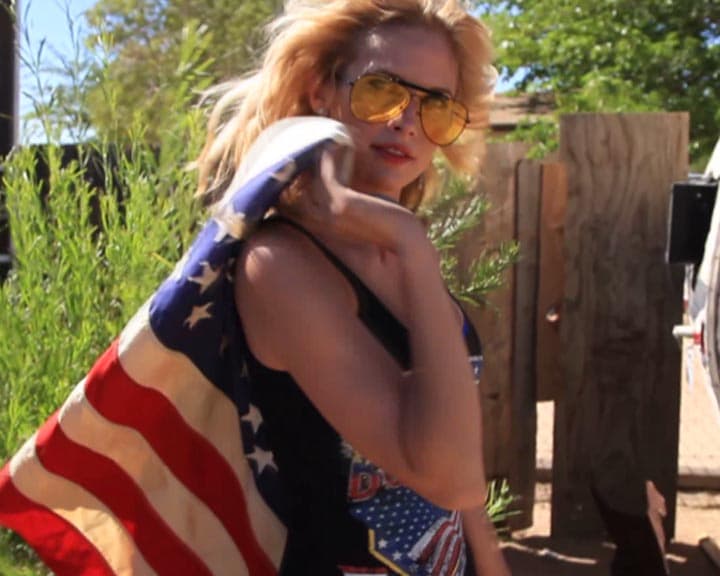 Passend zum 4. Juli tobt Cybergirl Liz mit der amerikanischen Flagge durch...