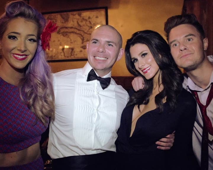 Komm mit hinter die Kulissen vom heißen Playboy Vintage Shooting in Pitbulls...