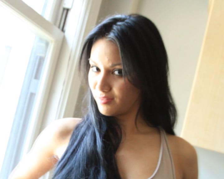 Eine Beauty in der Küche: die schöne Jessica Anne tummelt sich zwischen...