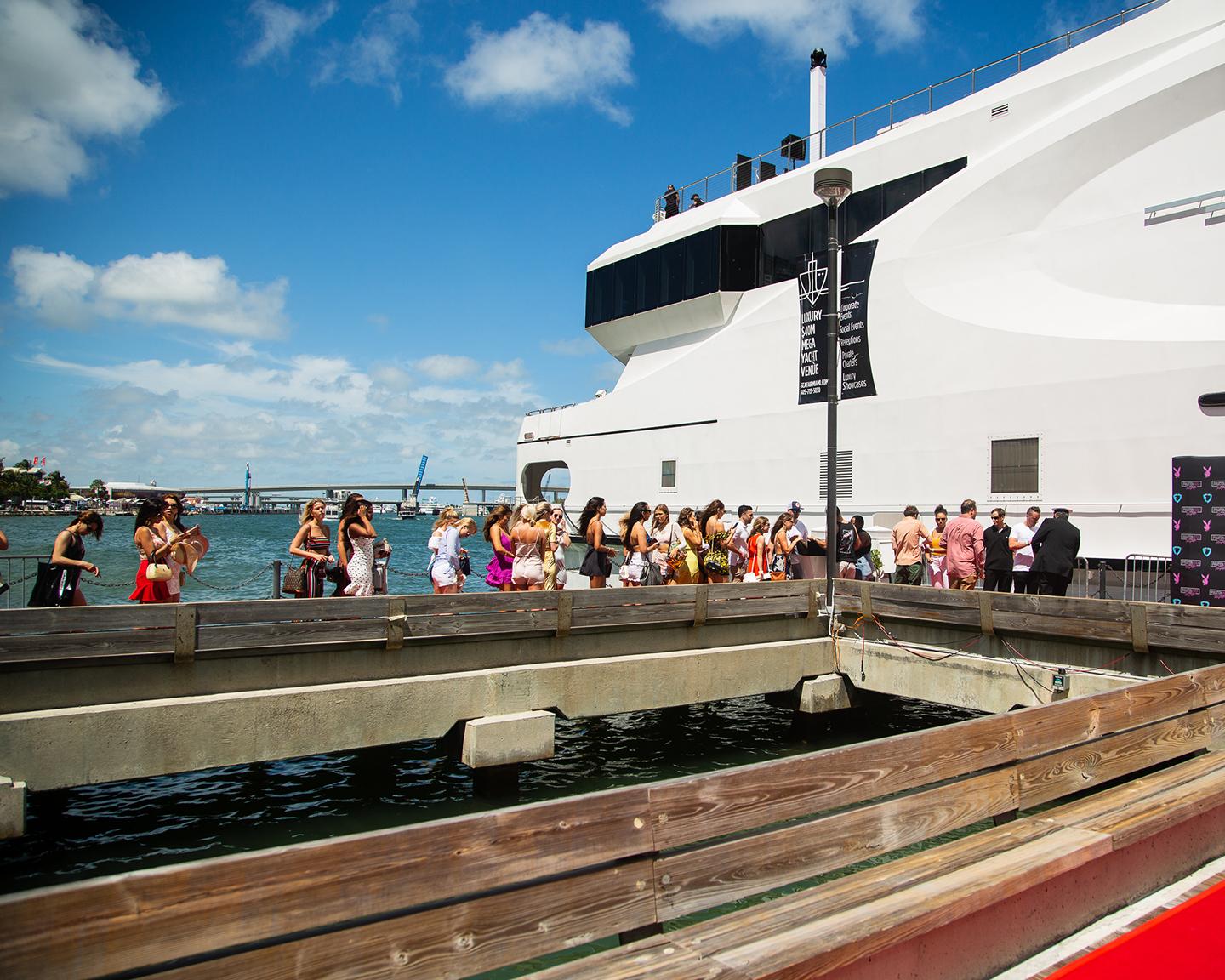 Wenn Playboy eine Miami Yacht Party steigen lässt, will sich das keiner entgehen lassen!