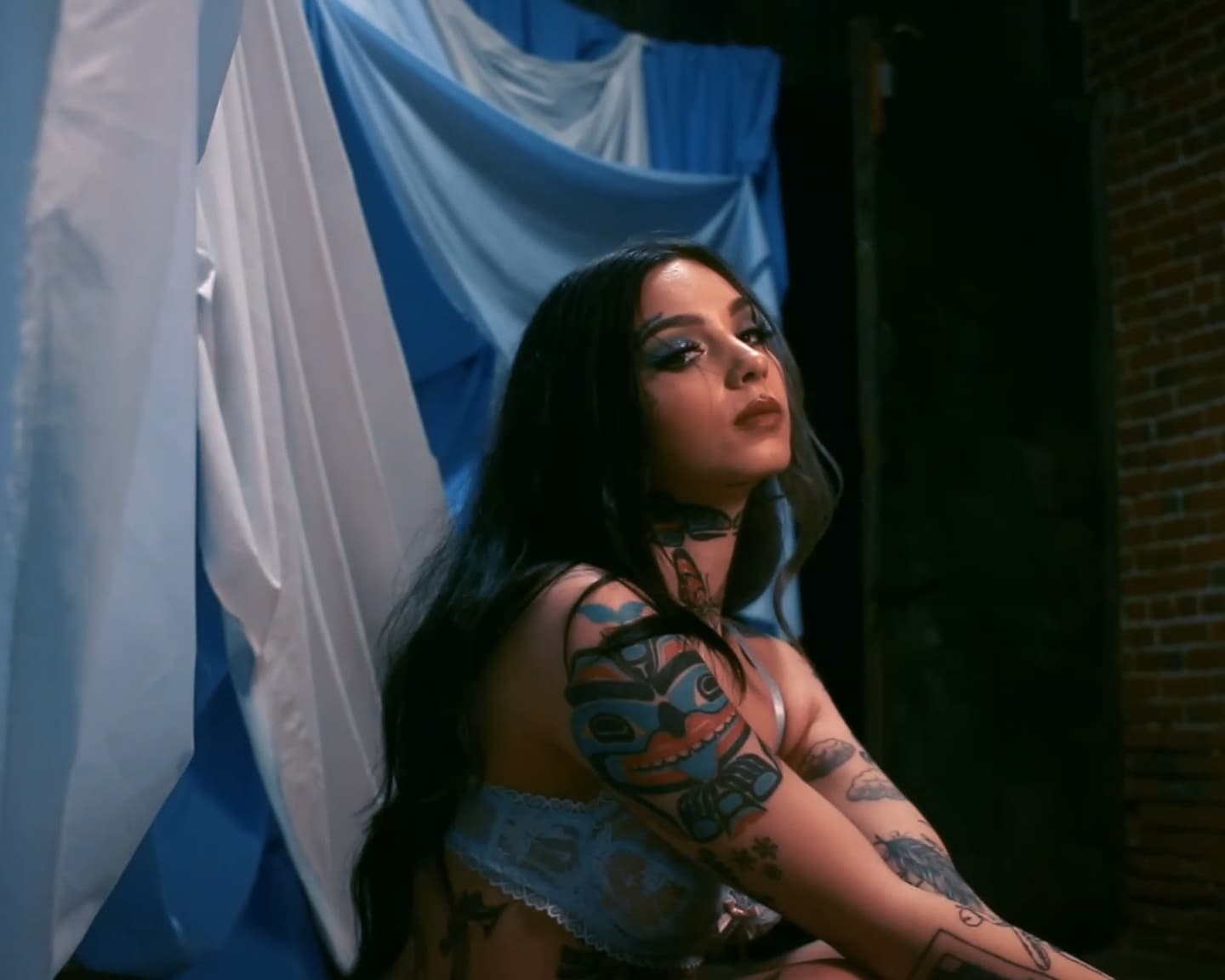 Playboy Muse (Taylor White): Taylor White in 'blaue Schatten'. Taylor trägt blaue...