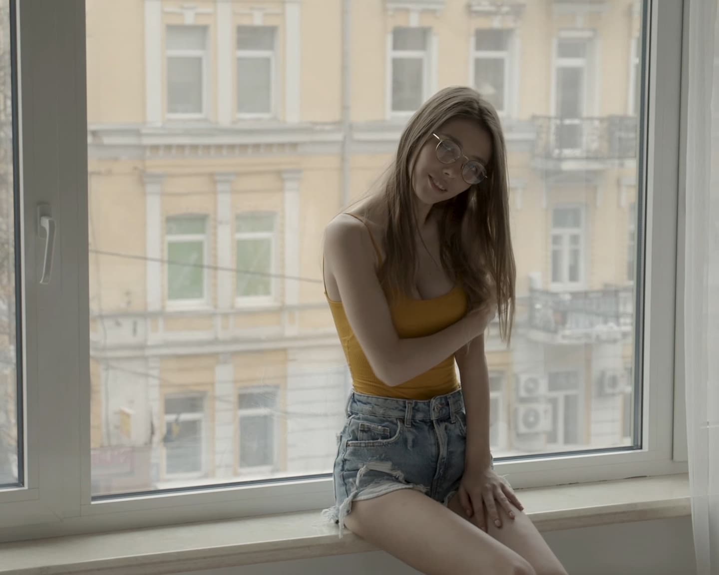 Playboy International (Mila Azul): Das internationale Model Mila Azul ist heute Nachmittag für ihre brandneue Fotostrecke des Fotografen David Merenyi zu Hause. Mit ihrer Brille und in leuchtendem Gelb vertreibt sich Mila die Zeit und schaut aus ihrem Fenster auf die Stadt unter ihr. Als Fotomodel reist sie sehr viel und ist ständig unterwegs, daher bedeuten ihr Tage wie dieser sehr viel.